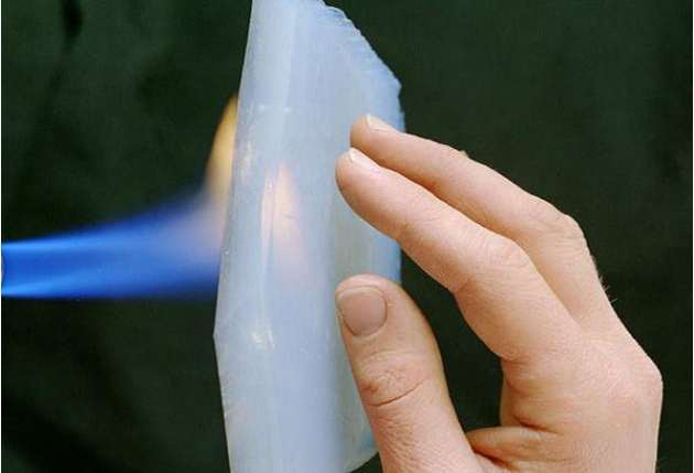 1300도 불꽃을 손으로 막는 에어로젤